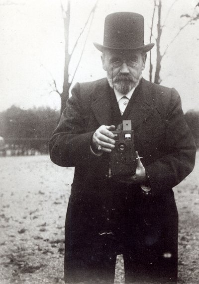 Emile Zola tomando una fotografía de French Photographer